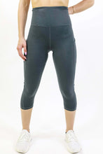 Load image into Gallery viewer, Seajoy Athletic High-Waisted Capri Leggings with Hip Pockets
