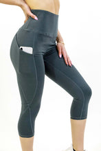 Load image into Gallery viewer, Seajoy Athletic High-Waisted Capri Leggings with Hip Pockets
